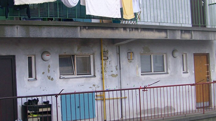 Otec čtyř dětí se před policisty schovával  za botníkem!