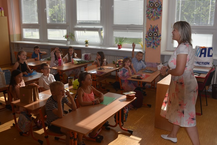 Vysvědčení dětem, učitelky zaplaveny květinami