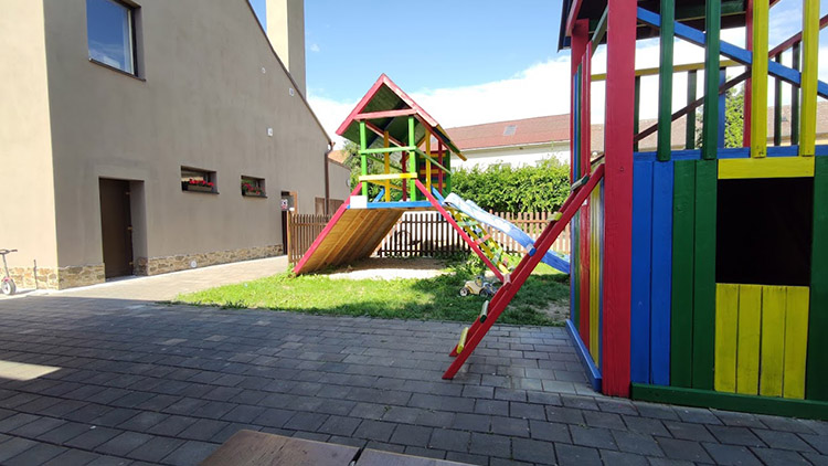 Neočkovaný pes pokousal v Němčicích dítě na hřišti