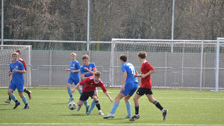 Dorostenci eskáčka v klidných vodách