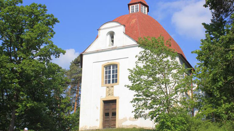 Krásná kaple u Krakovce vévodí okolní krajině