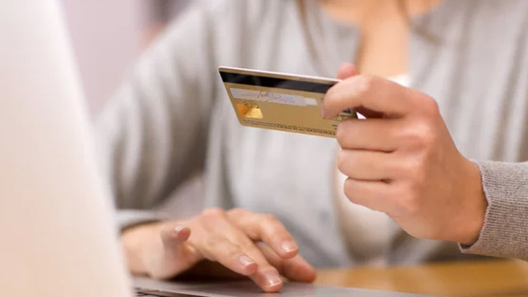 Falešný bankéř obelhal mladou ženu