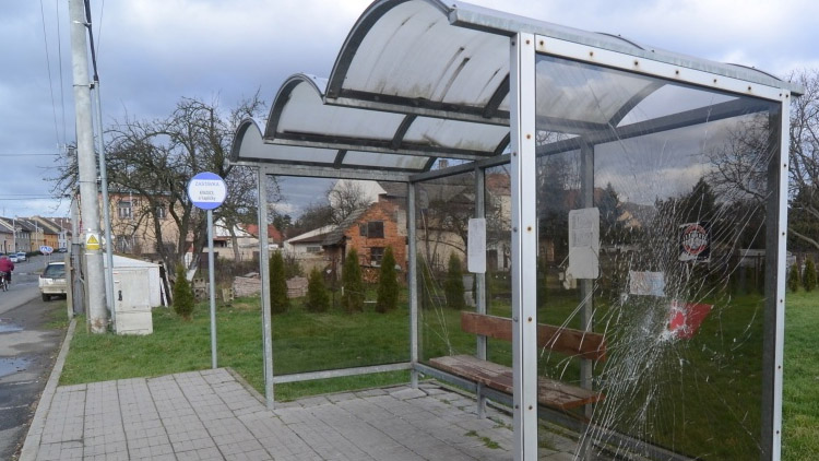 Vandalové ničí i autobusové čekárny