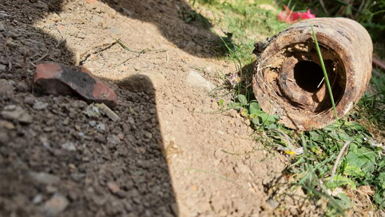 Na stavbě našel granát