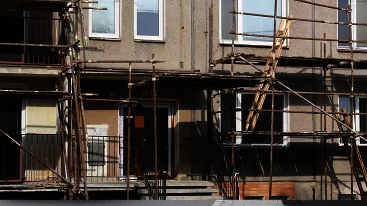 Muž spadl z lešení, skončil v nemocnici