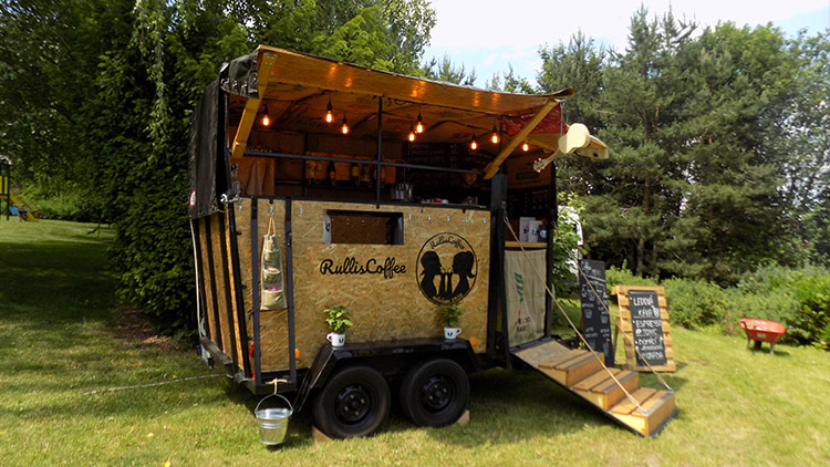 Koupili koňský vozík, přestavěli ho a dnes v něm prodávají vlastní kávu