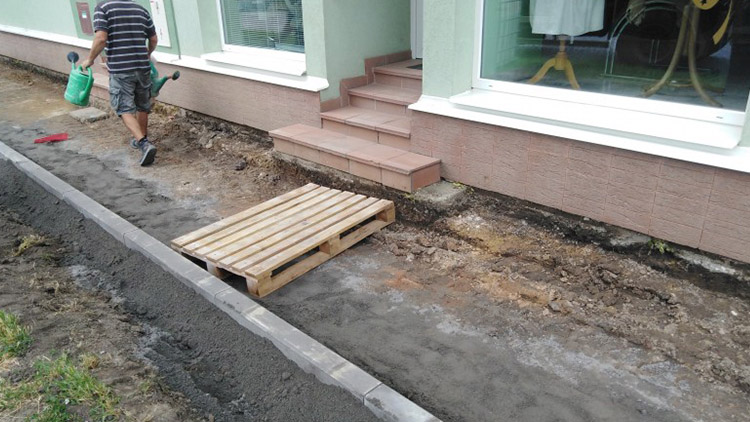 Chodníky v Sokolské získávají novou podobu