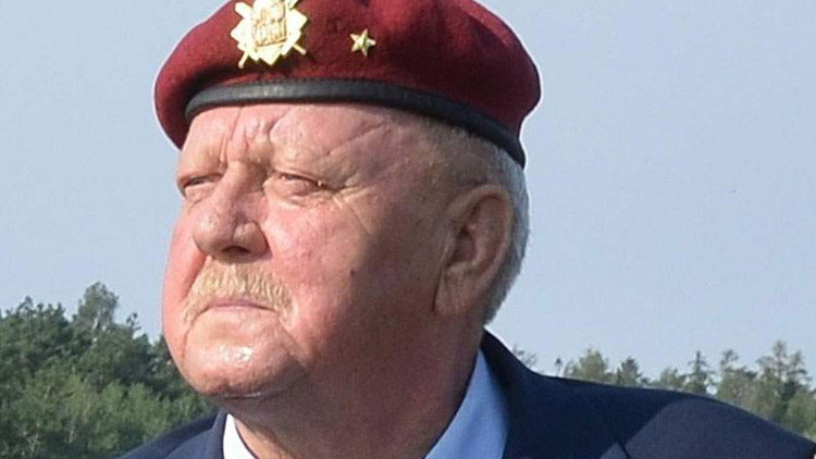 DO VÝSADKOVÉHO NEBE DOPROVODILA  FRANTIŠKA LEJSKA ČESTNÁ SALVA