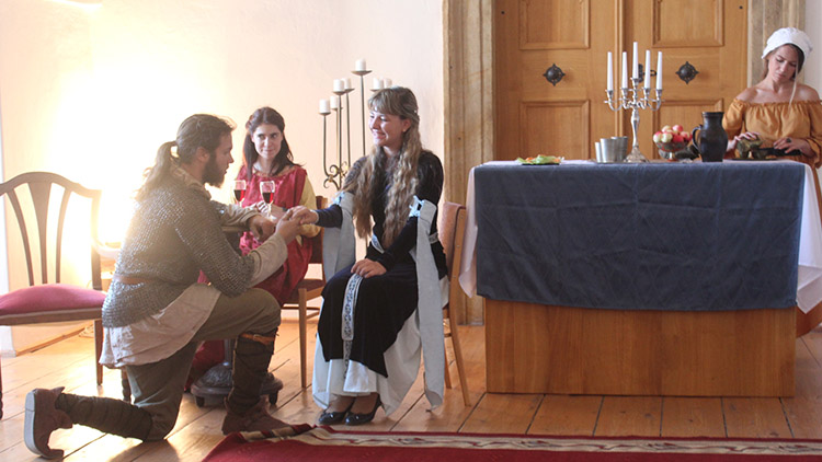 Noční prohlídky zámku dokázaly, že si láska rozumí i beze slov