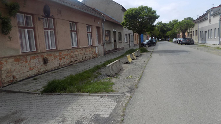 Chtěli parkovat, ale nezaplatili. Na Příhoně dostali před dům beton