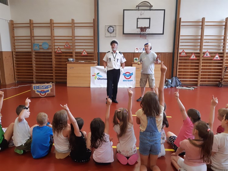 Pan policista a nezbedný žáček  poučili děti z družiny o BESIP