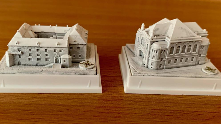 U radnice seženete modely zámku i synagogy