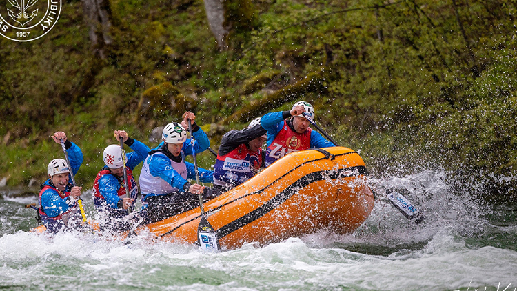 Zlato a stříbro raftařů Tomi-Remont Prostějov z MČR ve sjezdu R6, který pořádali na rakouské řece Salze
