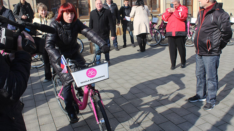 Růžová kola se ujala. Počty výpůjček raketově rostou