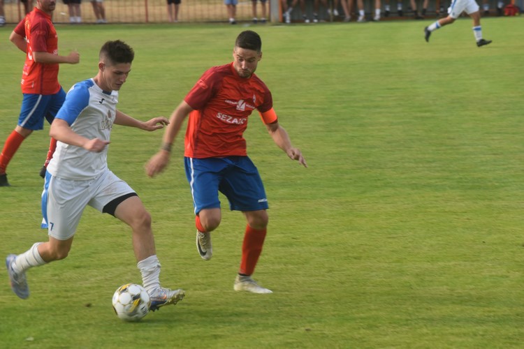 POZÁPASOVÉ HODNOCENÍ TRENÉRŮ Pavel KUCHARČUK – TJ Sokol Čechovice „Věděli jsme, že k nám zavítá vítěz divize, který odmítl postup a má velkou kvalitu. Co se týče zápasu, tak si myslím, že jsme v prvním poločase odvedli velmi solidní výkon a hráli jsme vyrovnanou partii. Podařilo se nám vstřelit i první branku. Trošku mě mrzí ty dvě obdržené branky. Jedna byla po penaltě z naší špatné rozehrávky. Druhá přišla z rohu od Řeháka, který měl být osobně bráněn. Chtěli jsme s tím ještě něco udělat ve druhé půli, ale to, co jsme si řekli v kabině, už jsme nenaplnili. Větší část druhé půle byla nemastná, neslaná. Branky jsme už pak soupeři sami připravili.“ David KOBYLÍK – FK Kozlovice „Byl jsem spokojen už i se vstupem do utkání i přes inkasovanou branku. Byli jsme agresivní a získávali jsme řadu míčů. Kluci viděli, že když budou pokračovat v této hře, tak to vítězství přijde. Jsem rád, že se nám konečně povedlo prolomit střeleckou smůlu. Na můj vkus tam ale stále bylo až příliš zabitých šancí, které se daly využít. Dnes jsme svým přístupem dokázali zhodnotit tvrdou tréninkovou píli a určitě nám tato výhra pomůže i psychicky před startem soutěže. Klukům za to musím poděkovat.“