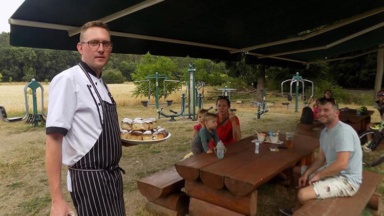 Budka u Běleckého Mlýna  nabízí domácí buchty