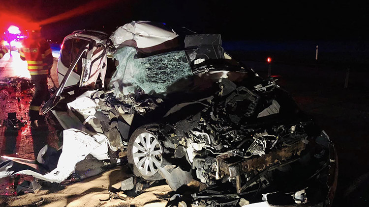 Osobák to napasoval pod kamion