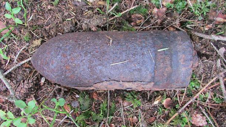 Válečný granát na poli