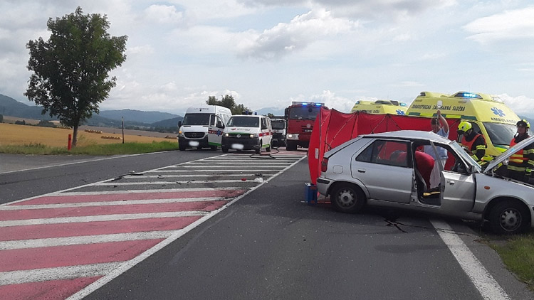 Tragická nehoda zavřela tah na Šumperk, v Hranicích vyprostili hasiči zraněného řidiče