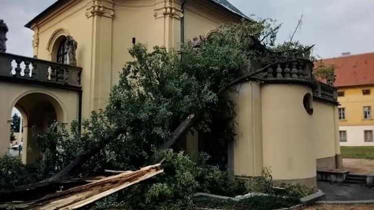 Padající stromy poničily kostely
