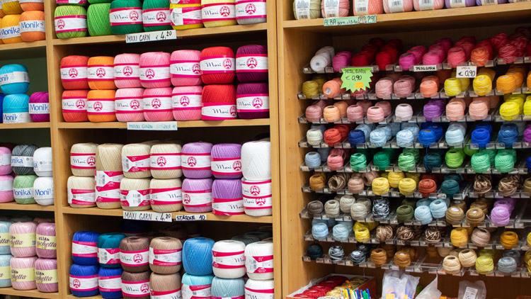 Švadlenka u radnice jede dál