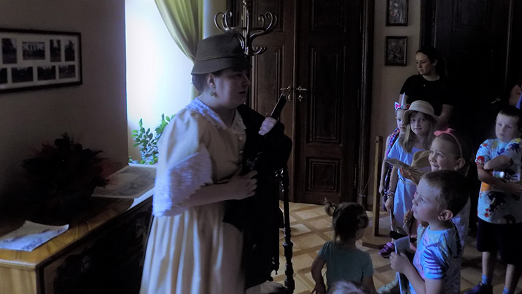 Zámeckou paní děti odměnily kresbami