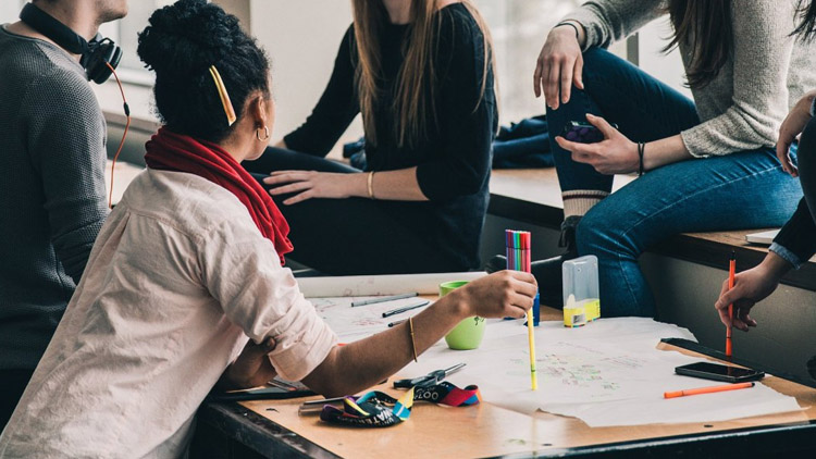 Kraj opět podpoří obědy do škol. Nově dostanou šanci i středoškoláci