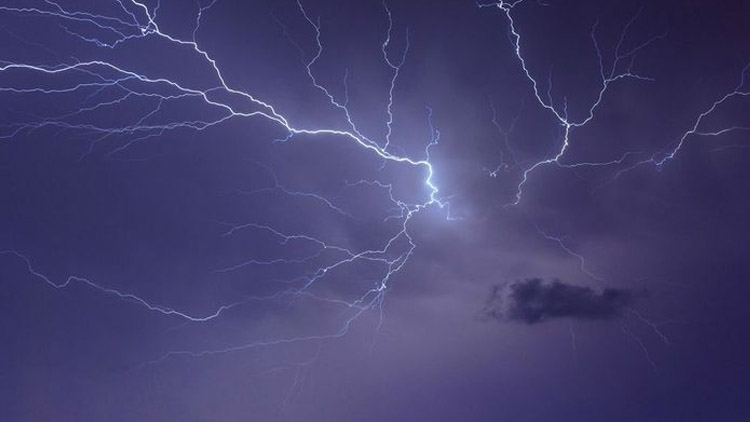 KRAJEM SE PROHNALY BOUŘKY