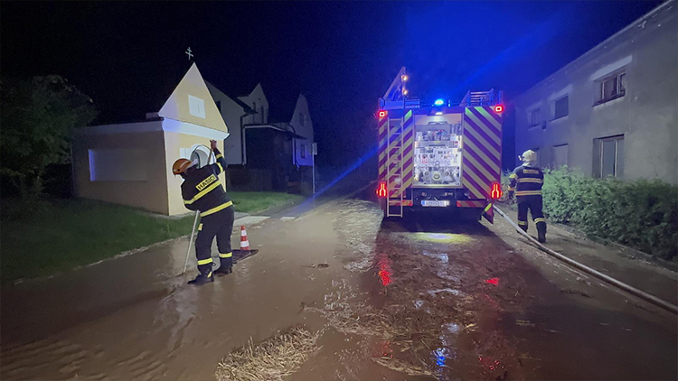 Hasiče zaměstnaly bouřky i dva rozsáhlé požáry po úderu blesku