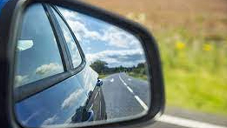 Kradou se i skla do zrcátek