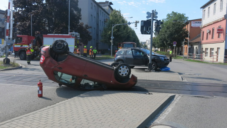 Auto na střeše uprostřed přejezdu!