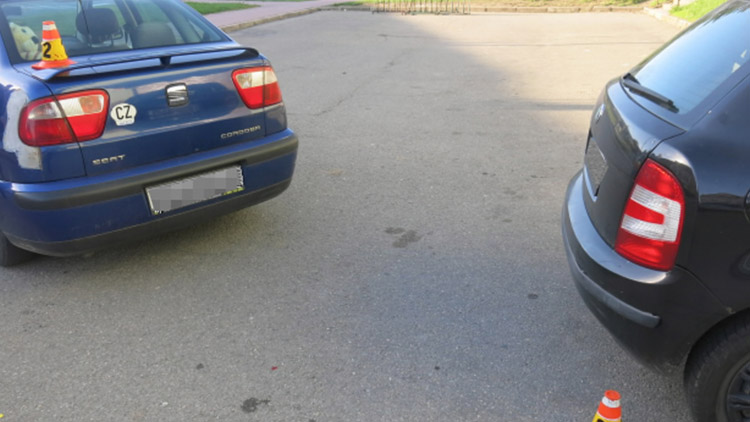 Opilá žena nabourala do dvou aut