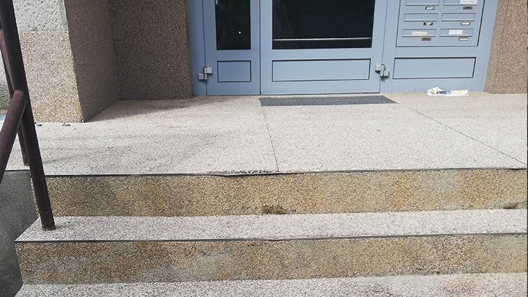 Měnili okna a poškodili schody bytového domu