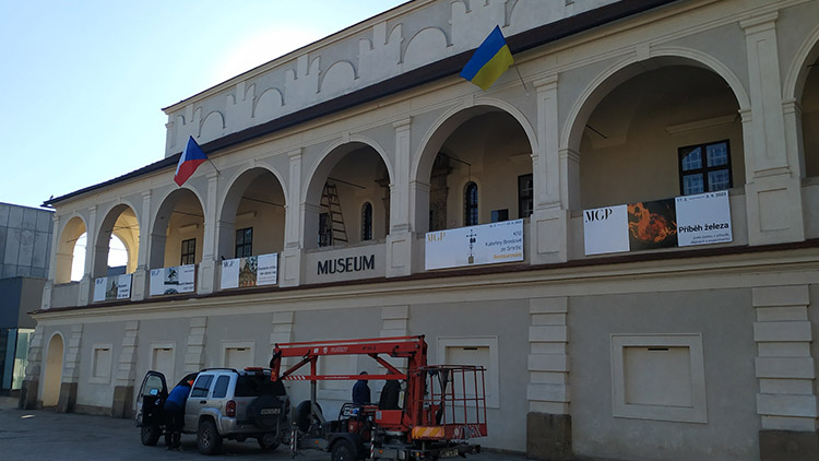 Ukrajinská i česká vlajka vlají  na muzeu SPOLEČNĚ