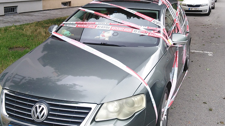 Auto zcela oblepené policejní páskou. Proč?