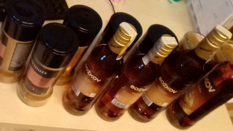 Přes pokladnu neprošli