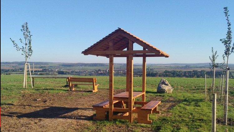 Panely zničili vandalové. Už jsou nové