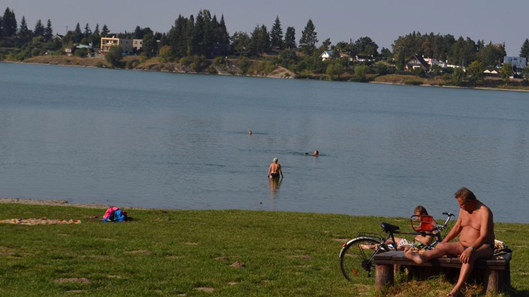 Černý smajlík přehradu stále neopustil