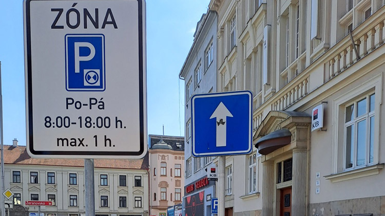 Parkování u banky na Poděbradově náměstí?