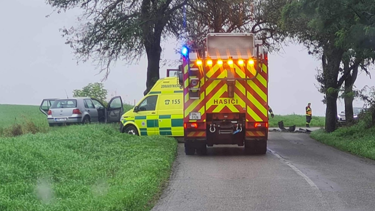 U cihelny havarovalo auto, zasahuje záchranka! 