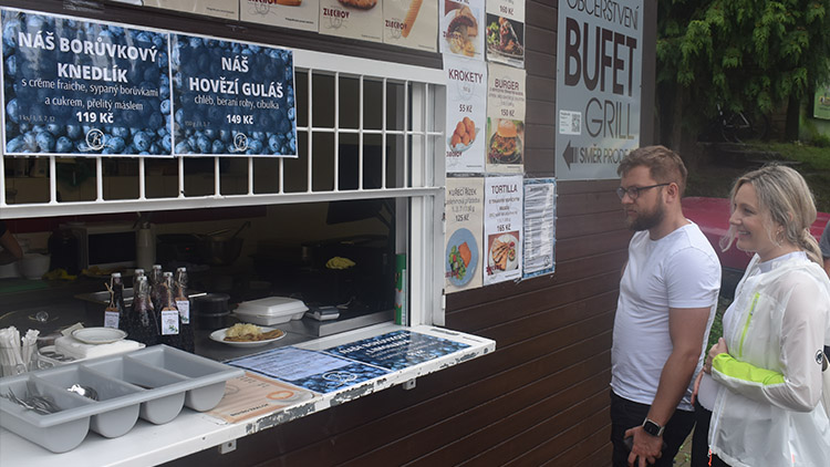 Hosty kempu přitáhly borůvky