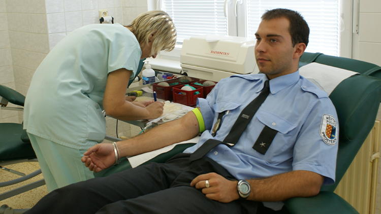 Strážníci si nechali pustit žilou