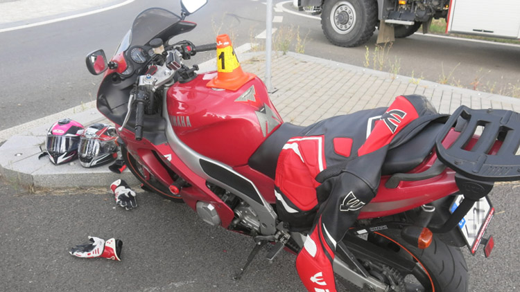 Motorkář se „válel“ na rondelu