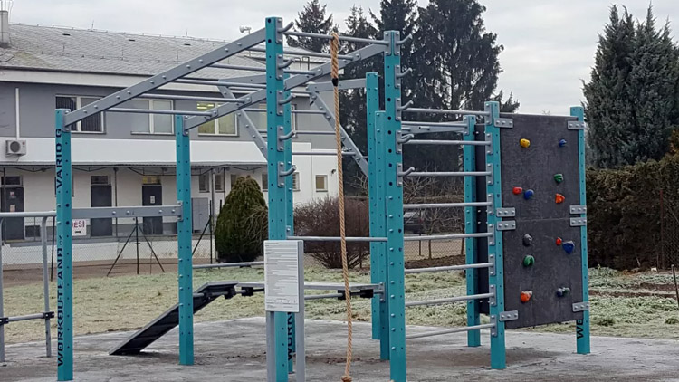 Uzamknuté hřiště