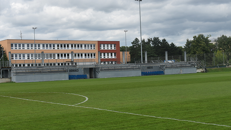 Rekonstrukce začala! Jako první  mizí tribuna u střídaček