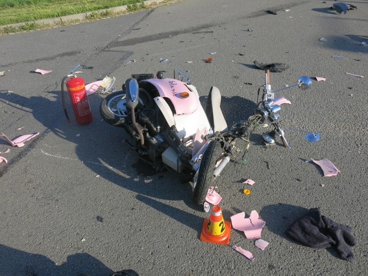 Žena sražená ze skútru  je mimo nebezpečí