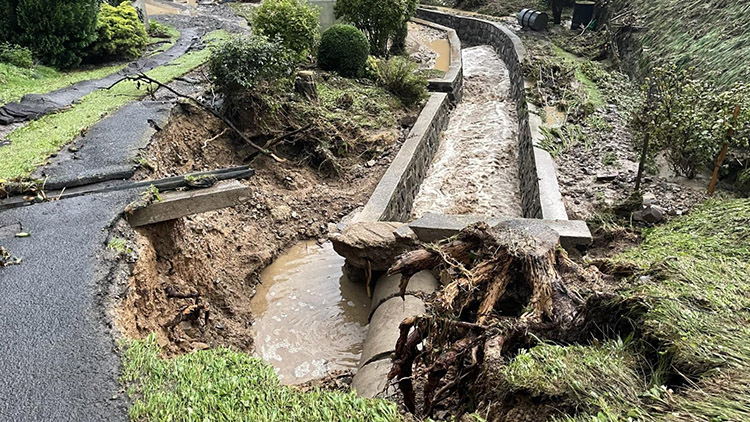 Ulice se změnila v koryto  NEBEZPEČNÉ ŘEKY