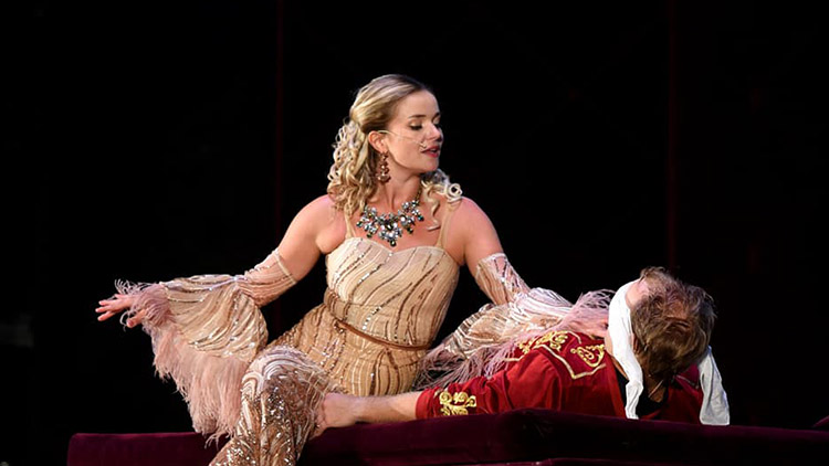 Svůdná a něžná  Manon Lescaut  vplula do Kolářových sadů