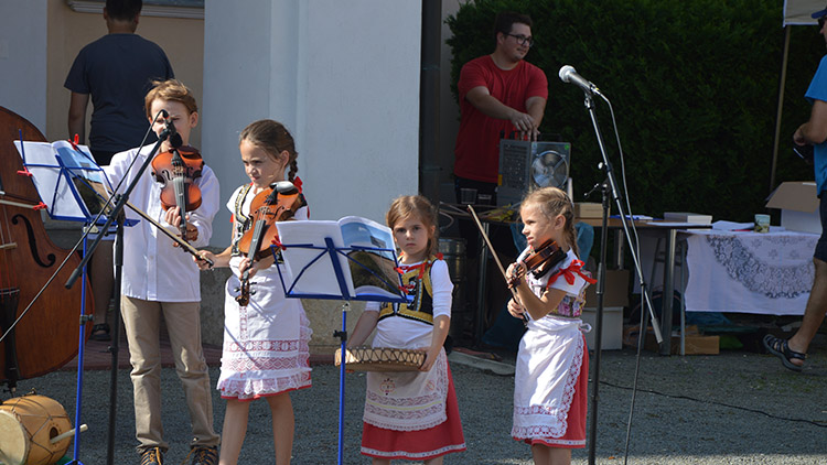 Zámecké hody v Brodku u Prostějova nabídly veterány, folklór i kolotoče