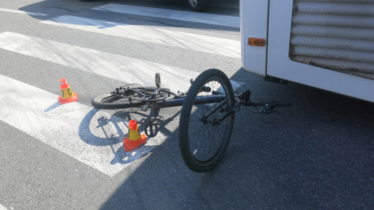 TITULEK  Hrůza! Devítileté cyklistce  přejel autobus nohu!